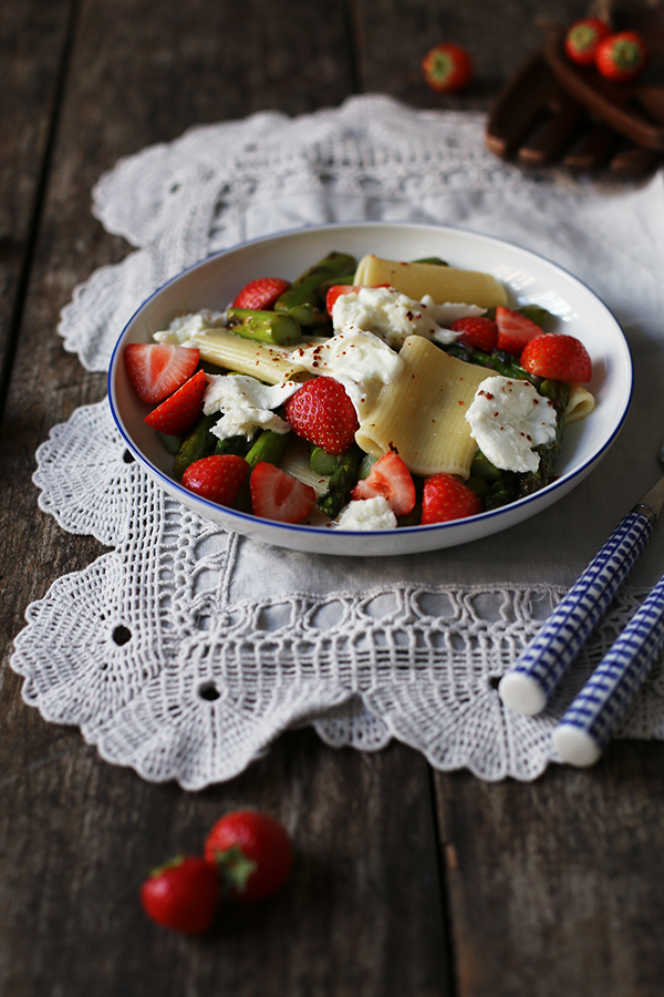 Erdbeer-Spargel-Salat mit Nudeln