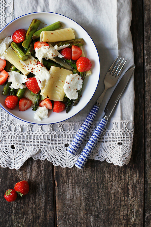 Erdbeer-Spargel-Salat mit Nudeln