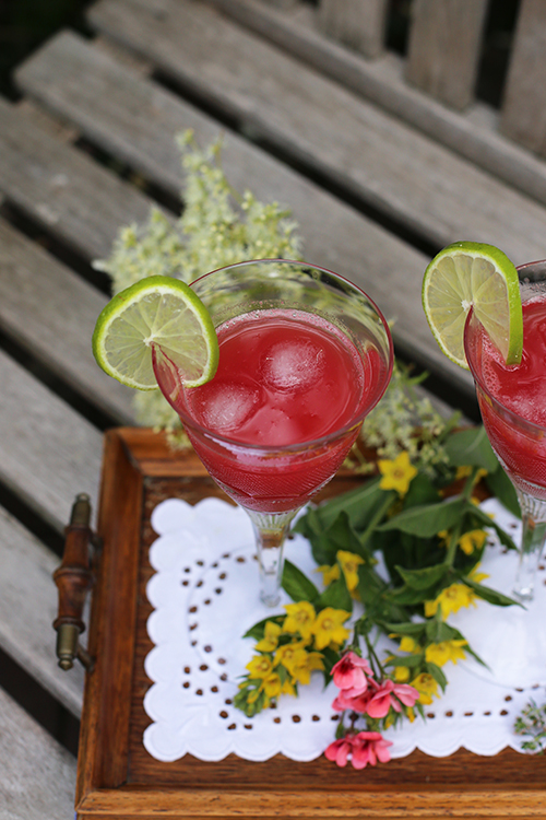 Drink mit Wassermelone und Holunderblütensirup