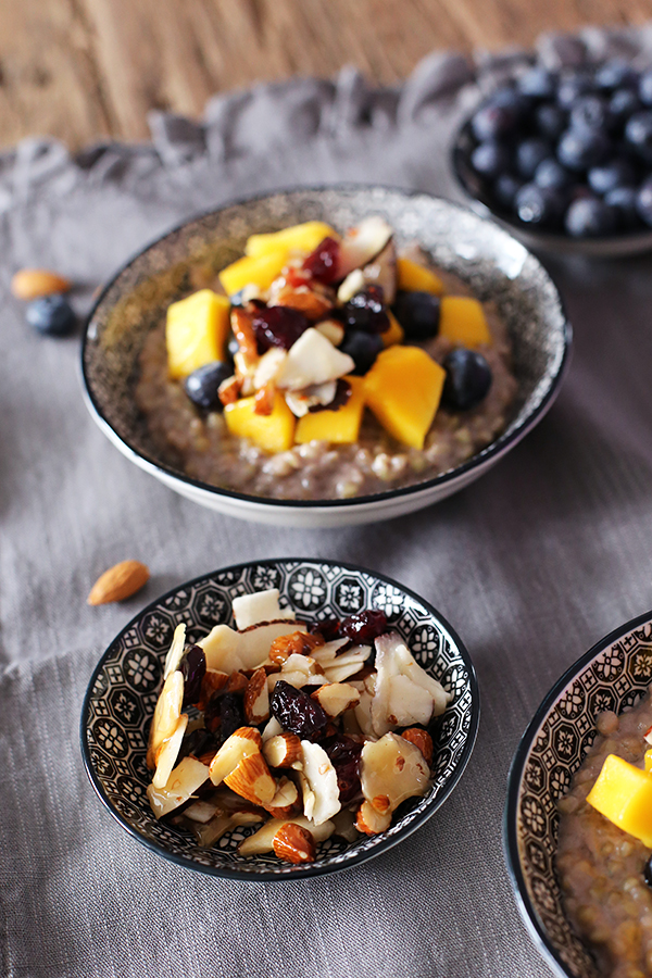 Rezept Frühstück Buchweizen-Porridge mit Mango und Blaubeeren und karamellisierten Mandeln,  Cranberries und Kokoschips